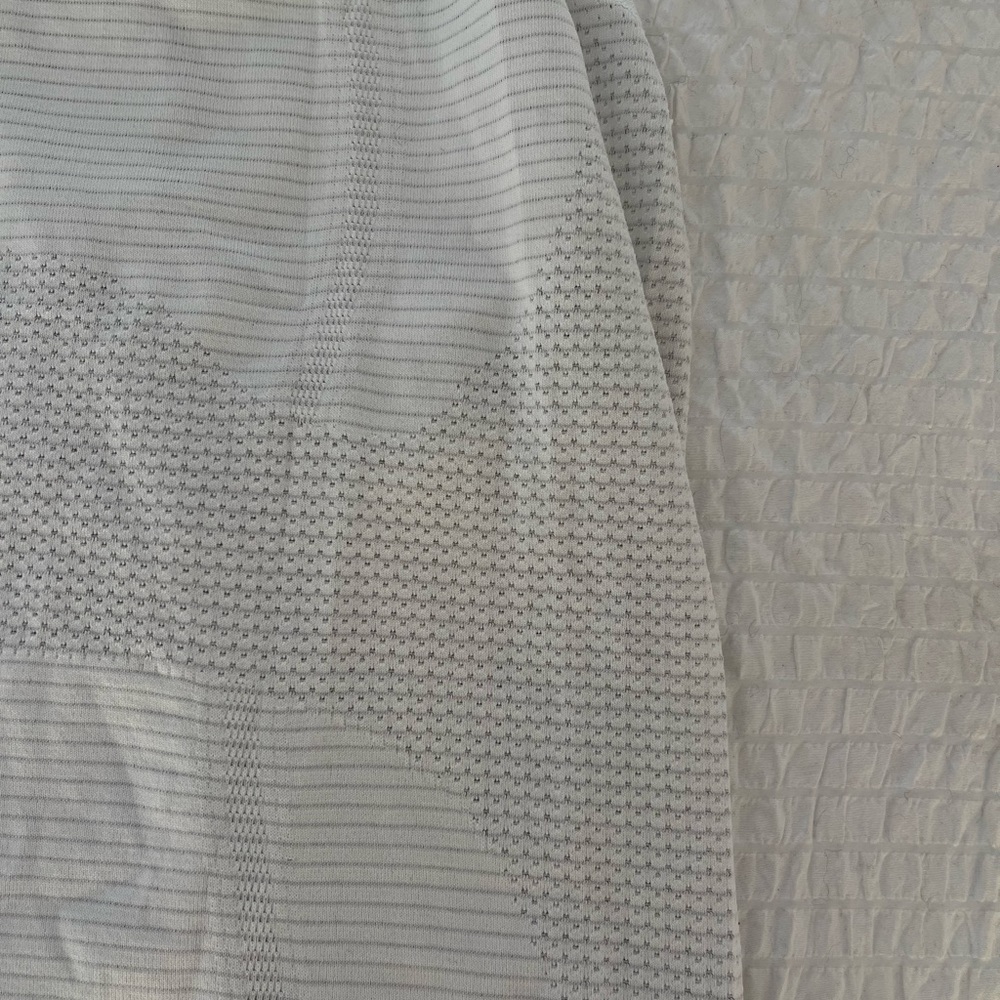 LULULEMON: WORKOUT TOP - Picture 2 of 4